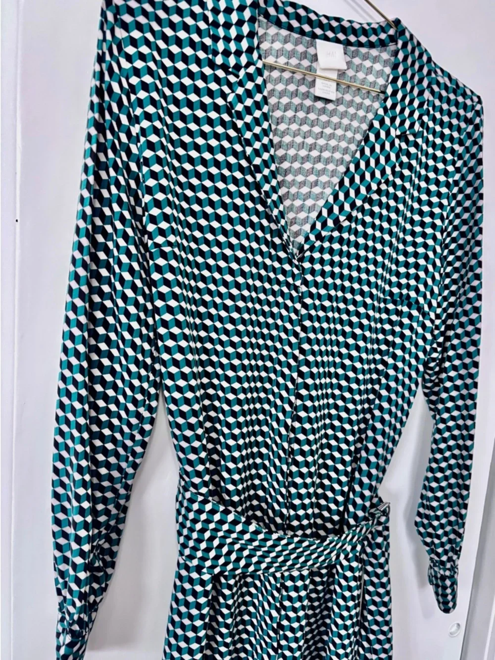 H&M| Optical 3D Geometric Green Black & White Midi v-Neck Long Sleeve Dress Sz 6 - Picture 4 of 7